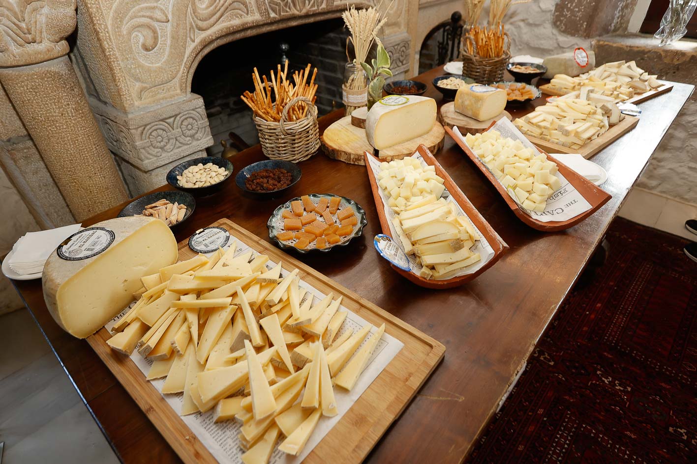 Mesa de quesos artesanos elaborados por la quesería local de Zurita, El Bardal. 